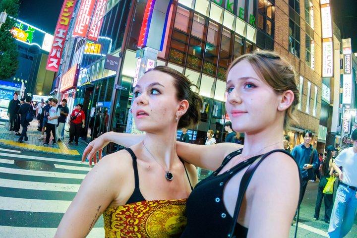 東京：地元のフォトグラファーとの新宿でのフォトシュート