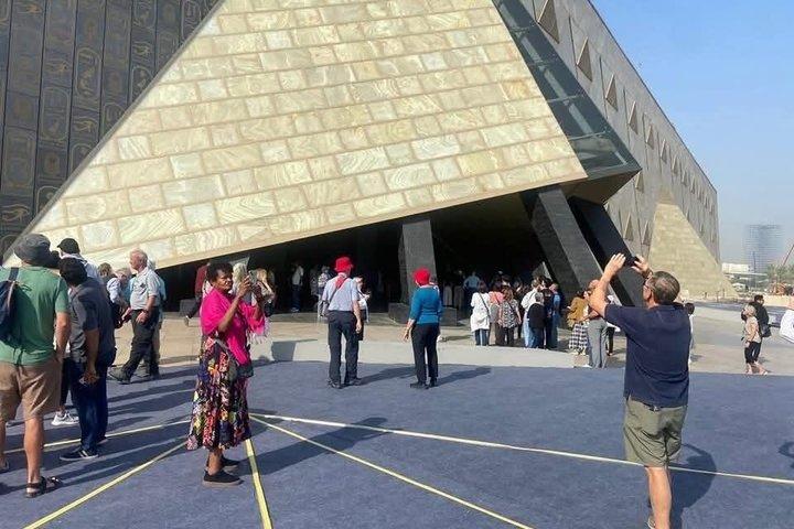 カイロ日帰りグランド・エジプト博物館 ピラミッド スフィンクス 昼食