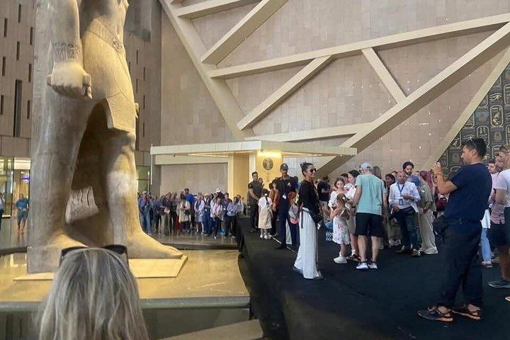 カイロ日帰りグランド・エジプト博物館 ピラミッド スフィンクス 昼食