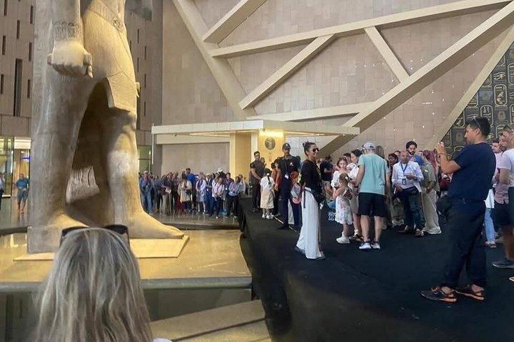 カイロ日帰りグランド・エジプト博物館 ピラミッド スフィンクス 昼食