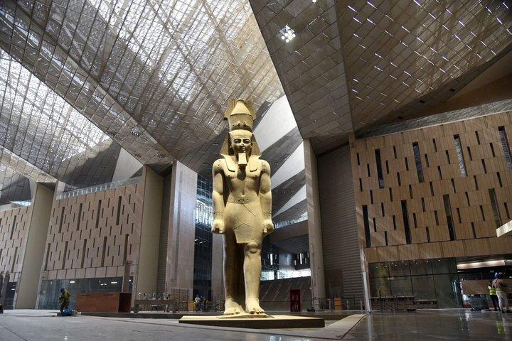 カイロ日帰りグランド・エジプト博物館 ピラミッド スフィンクス 昼食