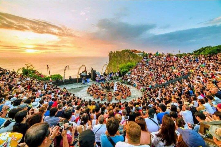 ウルワツ寺院入場とケチャックダンスガイドツアー