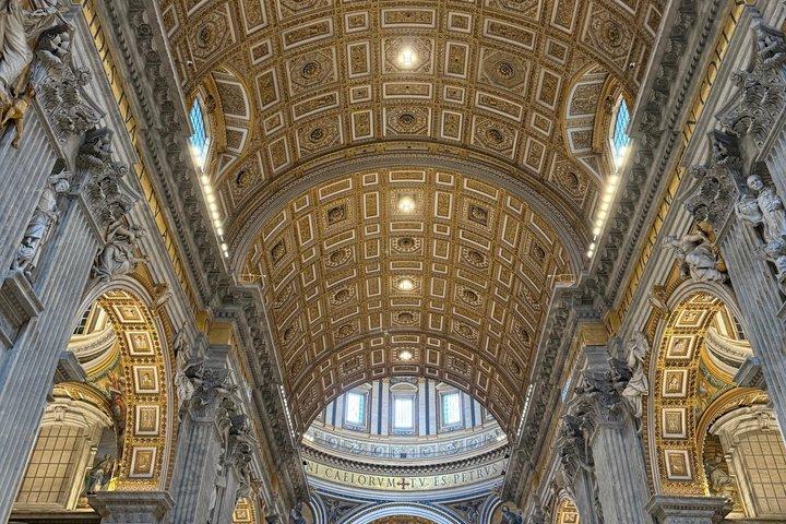 ローマのサンピエトロ大聖堂ドーム登頂と教皇の墓巡りツアー