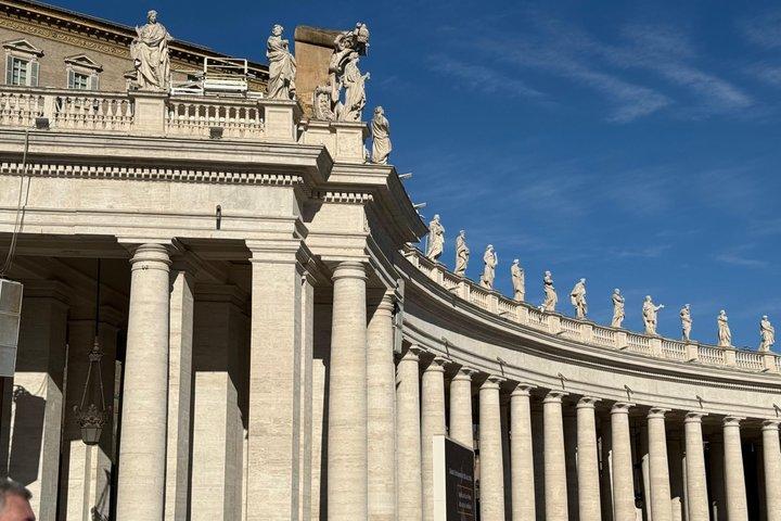 ローマのサンピエトロ大聖堂ドーム登頂と教皇の墓巡りツアー