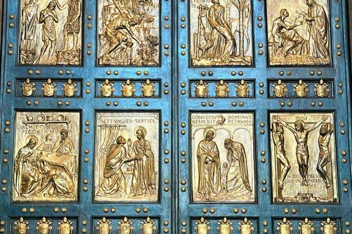 ローマのサンピエトロ大聖堂ドーム登頂と教皇の墓巡りツアー
