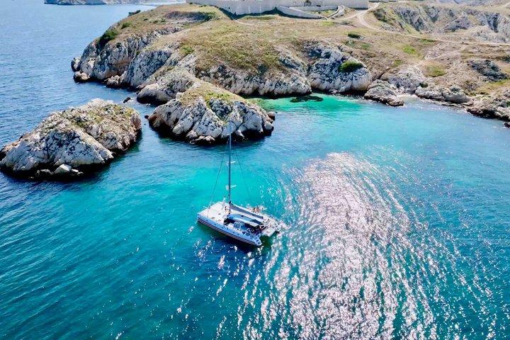 Dagsutflykt med katamaran i Calanques med simning
