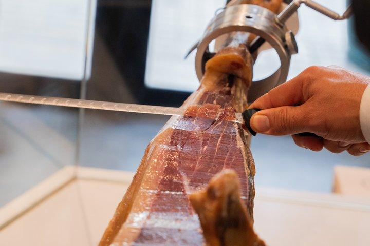 カヴァとペアリングしたハモンの試飲 スペイン最高級ハムの芸術