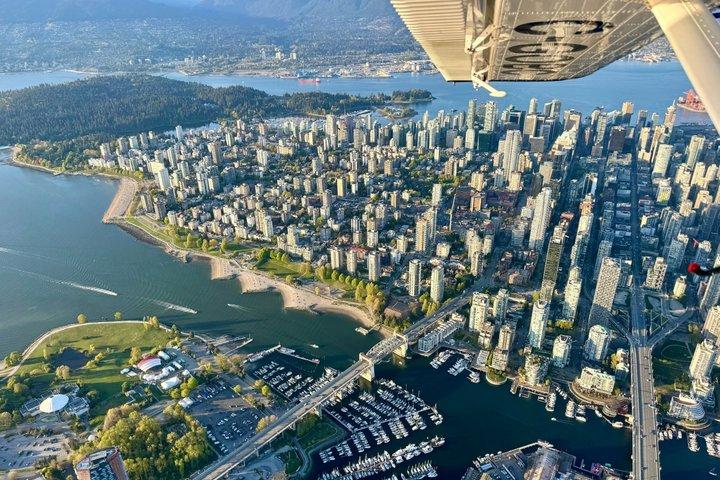 バンクーバー市内スカイライン観光水上飛行機ツアー