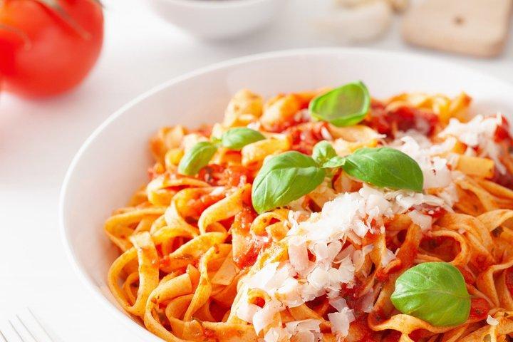 サンディエゴのトレンディな地元のブルワリーでのパスタ作り教室
