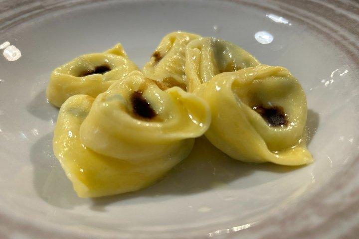 車と食べ物: ランボ、フェラーリ、パルミジャーノ、バルサミコ、プライベートトランスポート