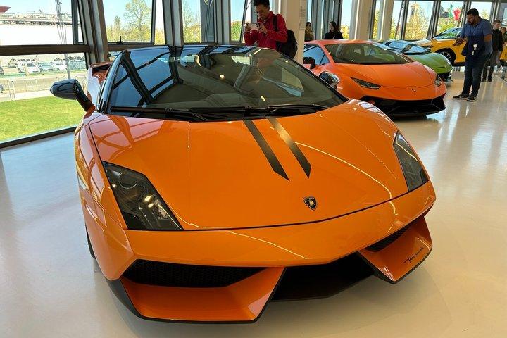車と食べ物: ランボ、フェラーリ、パルミジャーノ、バルサミコ、プライベートトランスポート