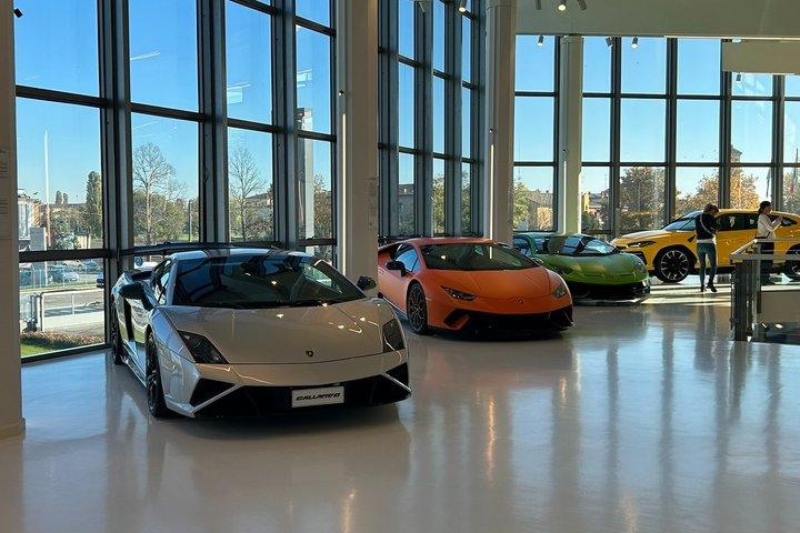 車と食べ物: ランボ、フェラーリ、パルミジャーノ、バルサミコ、プライベートトランスポート