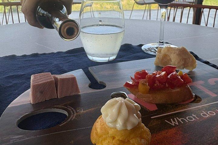 エミリア・フード：ランチにプロシュートとパルミジャーノ、バルサミコ、輸送
