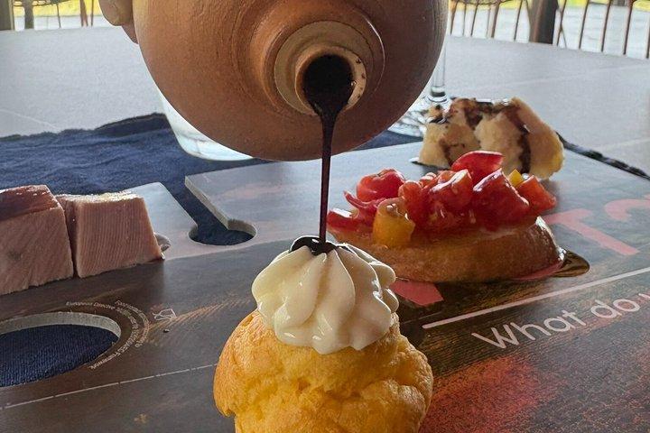 エミリア・フード：ランチにプロシュートとパルミジャーノ、バルサミコ、輸送