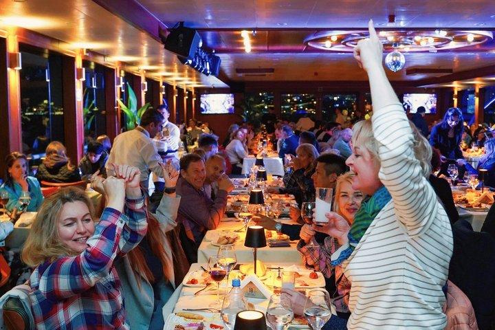 イスタンブールのトルコナイトショー付きボスポラスディナークルーズ