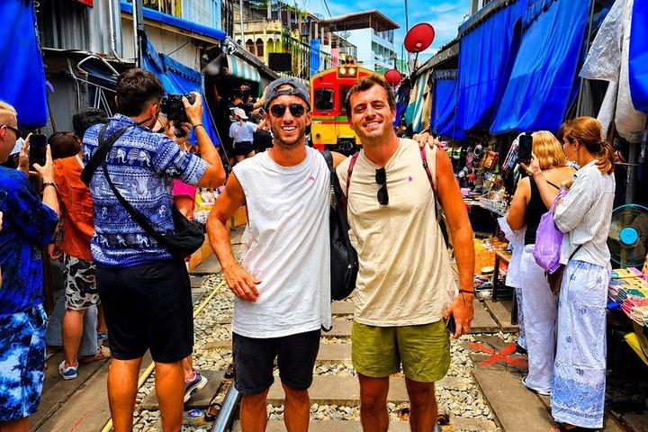 バンコクのフローティングマーケットボートツアーとマエクロング鉄道体験