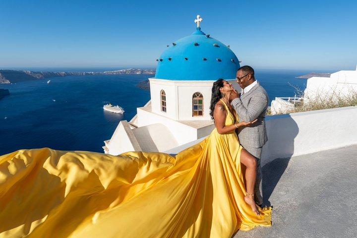 サントリーニ島でのロマンチックなカップル飛行ドレス撮影