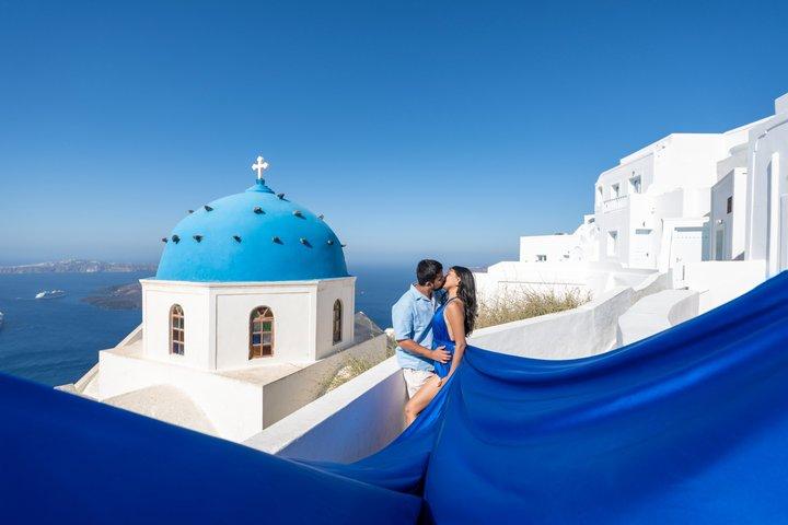 サントリーニ島でのロマンチックなカップル飛行ドレス撮影