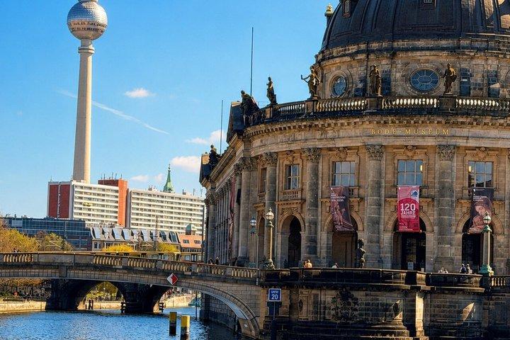 Scenic Spree River Cruise in Berlin with Live Commentary
