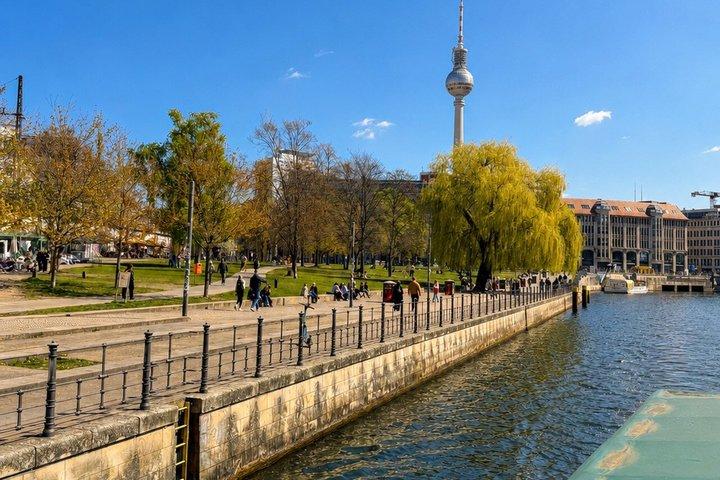 Scenic Spree River Cruise in Berlin with Live Commentary