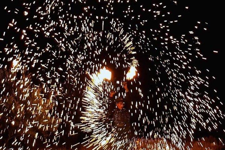 ラクダ乗りとクアッドバイク付きの砂漠の夜間ツアーとディナーショー