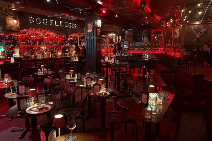 Die Haupt-Comedy-Show in der Bootlegger Bar