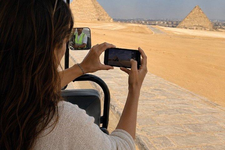 ゴルフカートとグランド・エジプト博物館によるVIPギザのピラミッドとスフィンクス