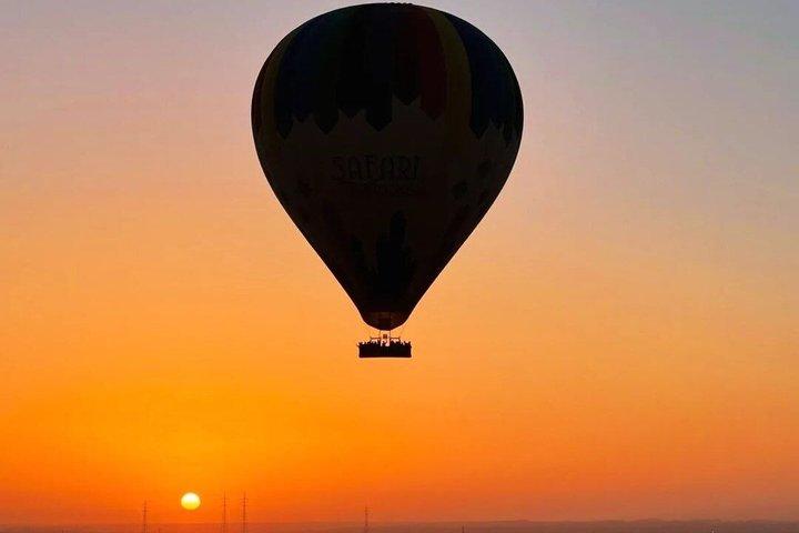 ハルガダ発プライベートルクソール日帰り旅行（熱気球付き）