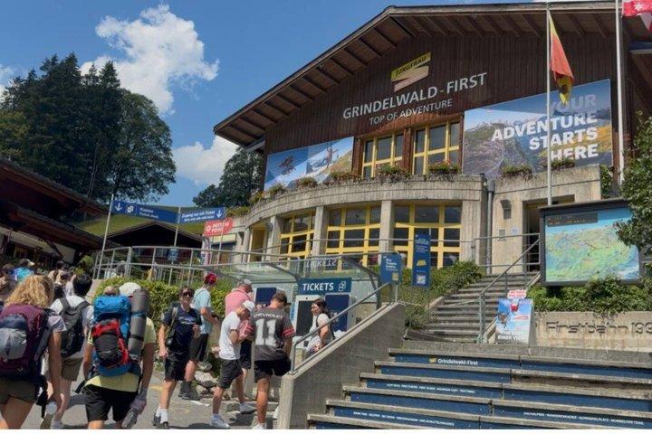 チューリッヒ/ルツェルン発：グリンデルワルト、インターラーケン＆ラウターブルンネン旅行