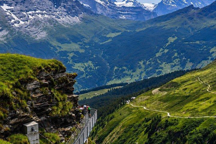 チューリッヒ/ルツェルン発：グリンデルワルト、インターラーケン＆ラウターブルンネン旅行
