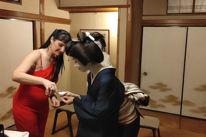 浅草の歴史と懐石料理を堪能するプライベート芸者のおもてなしの夜