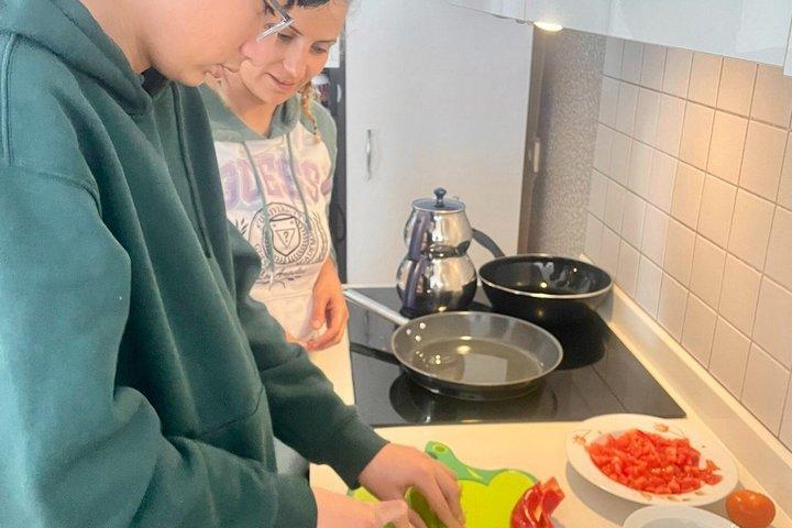 ケメル伝統トルコ式ブランチを地元の人々と一緒に料理する