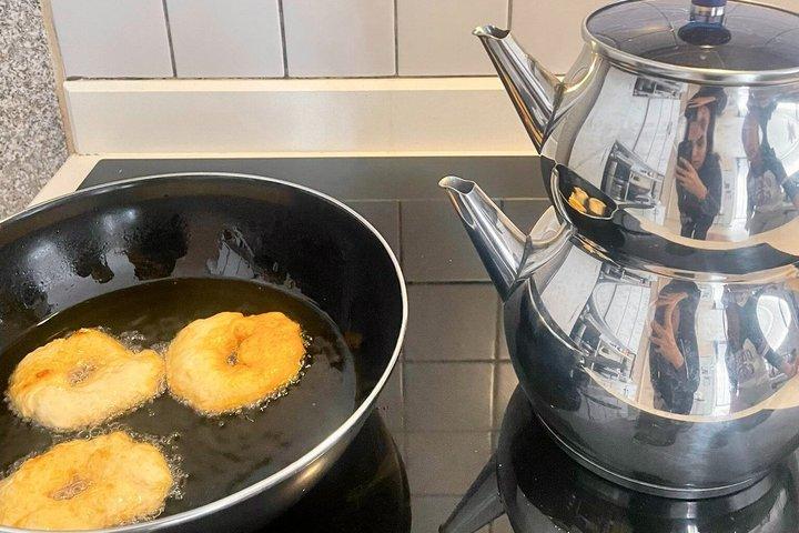 ケメル伝統トルコ式ブランチを地元の人々と一緒に料理する