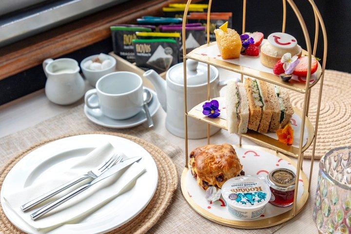 Bootsfahrt auf der Themse mit Nachmittagstee oder Abendessen