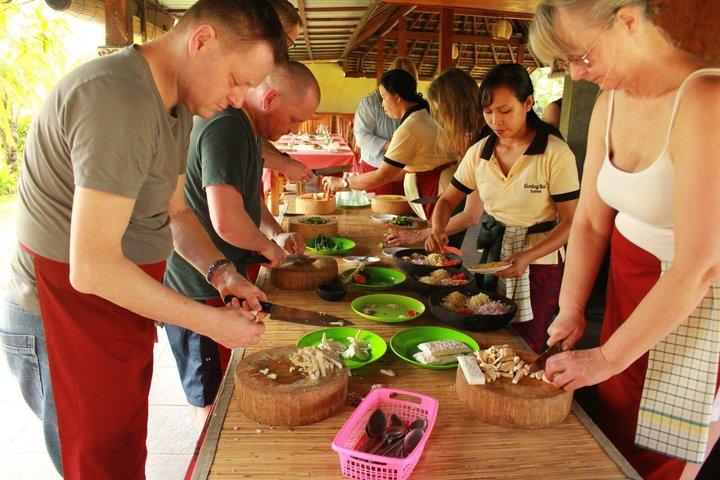 伝統的な朝市訪問のあるバリ料理教室