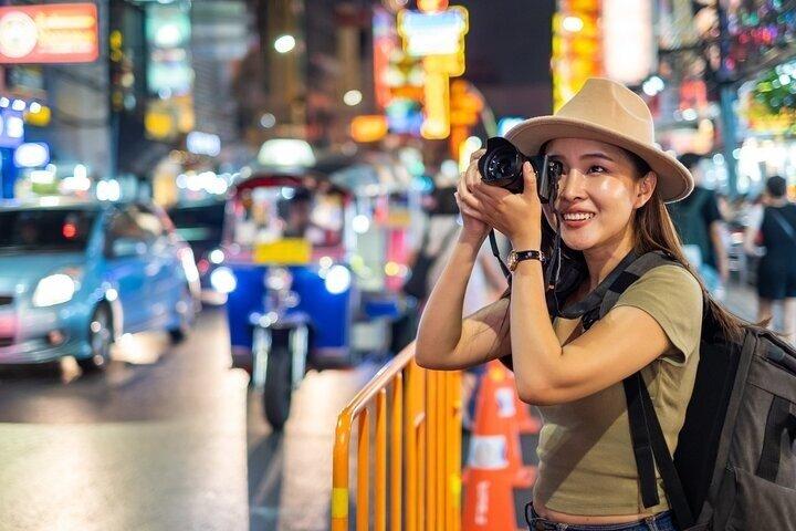 バンコク夜のトゥクトゥクツアーとチャイナタウンのストリートフード