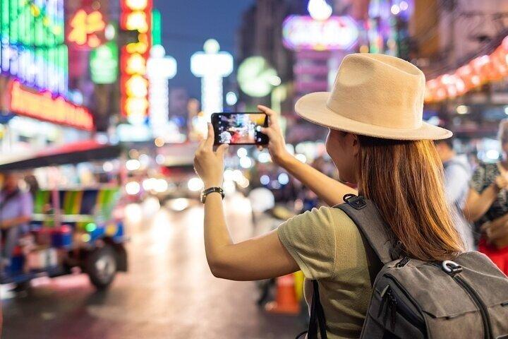 バンコク夜のトゥクトゥクツアーとチャイナタウンのストリートフード
