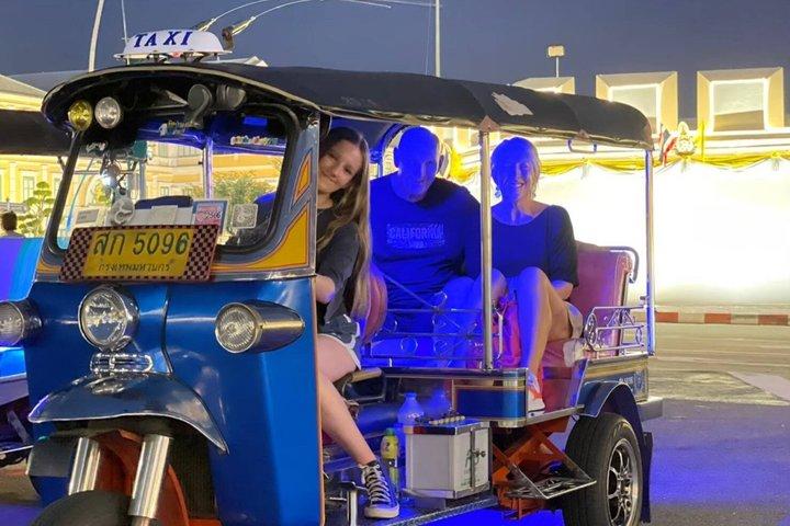 バンコク夜のトゥクトゥクツアーとチャイナタウンのストリートフード