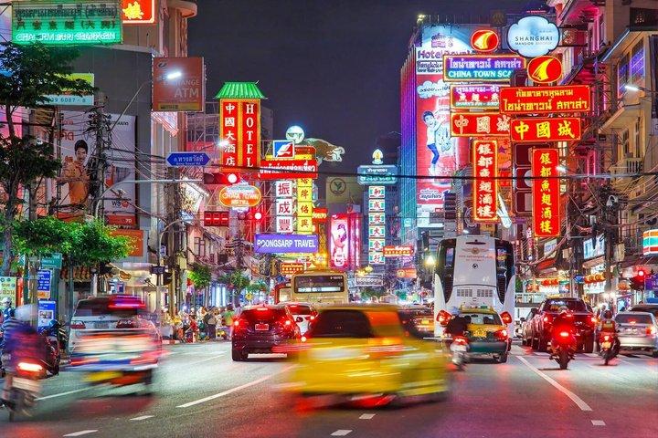 バンコク夜のトゥクトゥクツアーとチャイナタウンのストリートフード