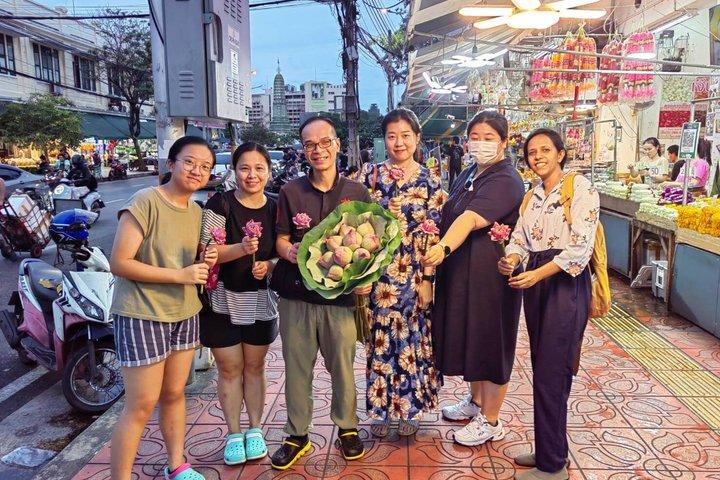 バンコク夜のトゥクトゥクツアーとチャイナタウンのストリートフード