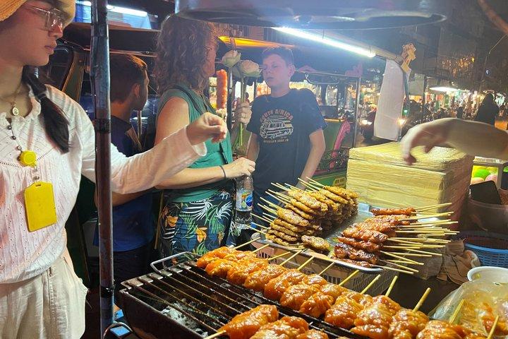 バンコク夜のトゥクトゥクツアーとチャイナタウンのストリートフード