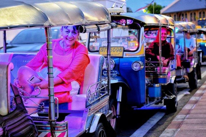 バンコク夜のトゥクトゥクツアーとチャイナタウンのストリートフード