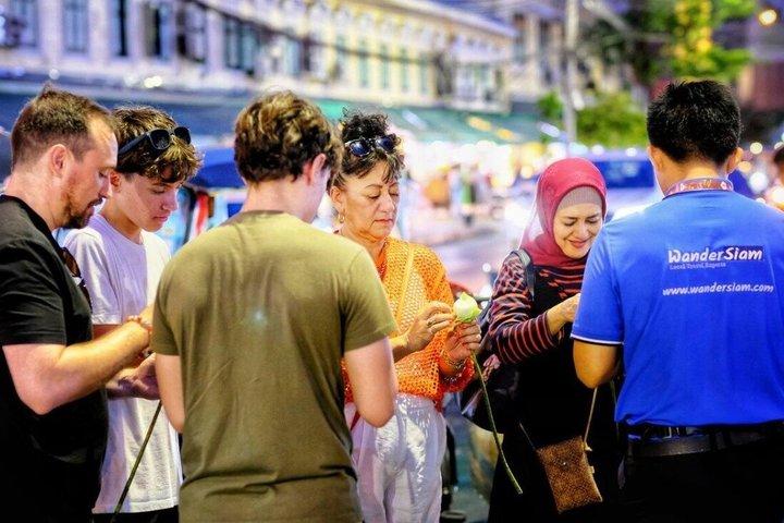 バンコク夜のトゥクトゥクツアーとチャイナタウンのストリートフード