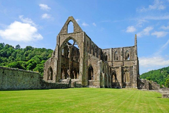 ブリストル発ウェールズ・ワイ渓谷景勝地日帰りツアーを発見する