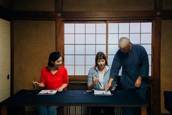 浅草の寺院でのプライベート日本語書道体験