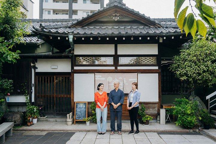 浅草の寺院でのプライベート日本語書道体験