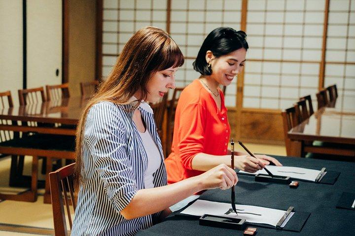 浅草の寺院でのプライベート日本語書道体験