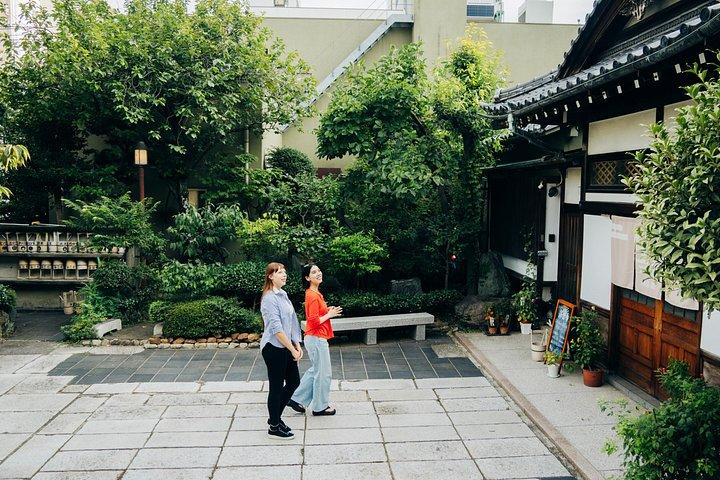 浅草の寺院でのプライベート日本語書道体験
