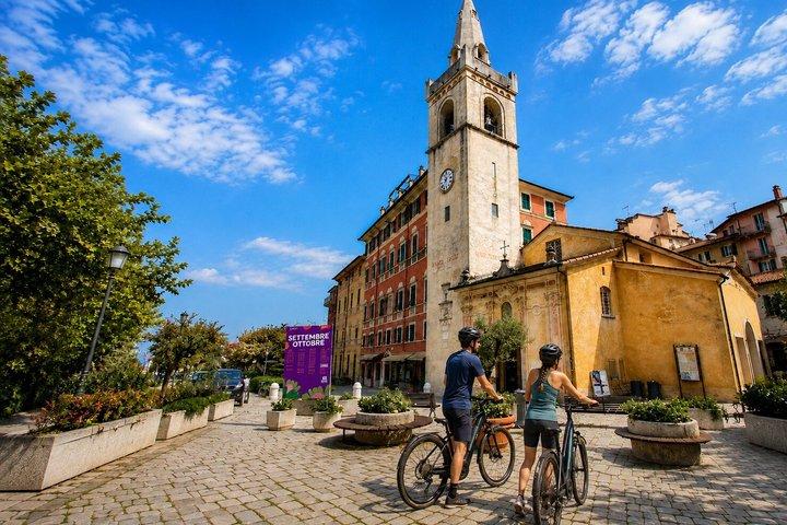 イタリアで最も美しい村々を巡るレリチとテッラーロの電動自転車ツアー