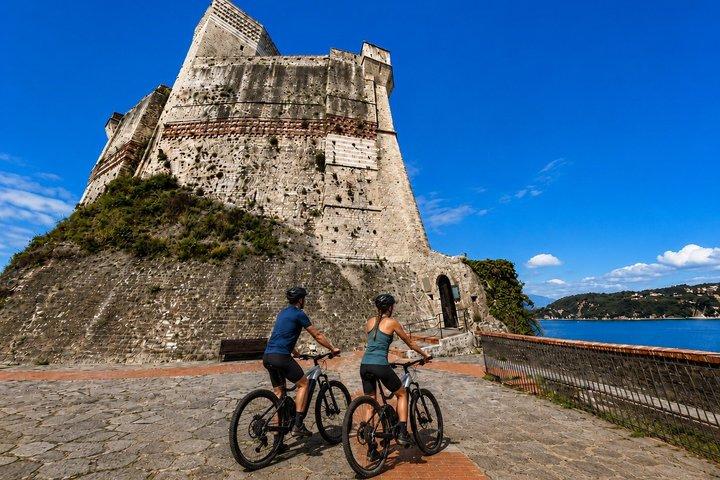 イタリアで最も美しい村々を巡るレリチとテッラーロの電動自転車ツアー